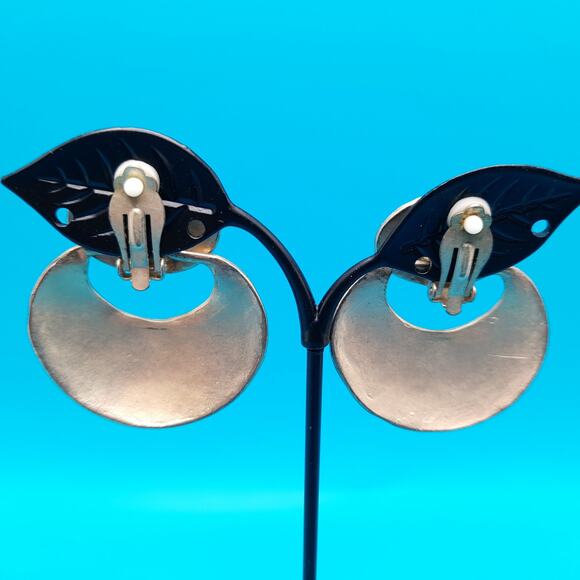 Vintage Hammered Gold Tone Clip Earrings, 1 1/2 In - Picture 5 of 9